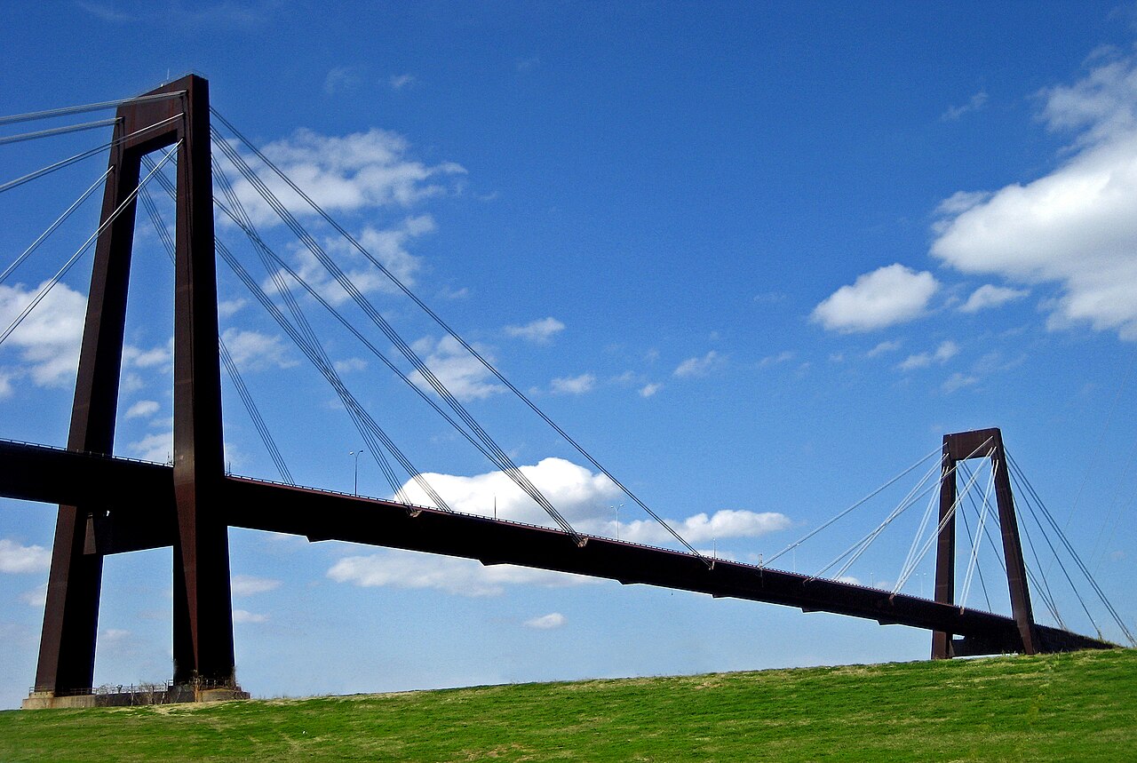 Towers and cables of the Hale Boggs Memorial Bridge, which carries I-310 across the Mississippi near Saint Rose