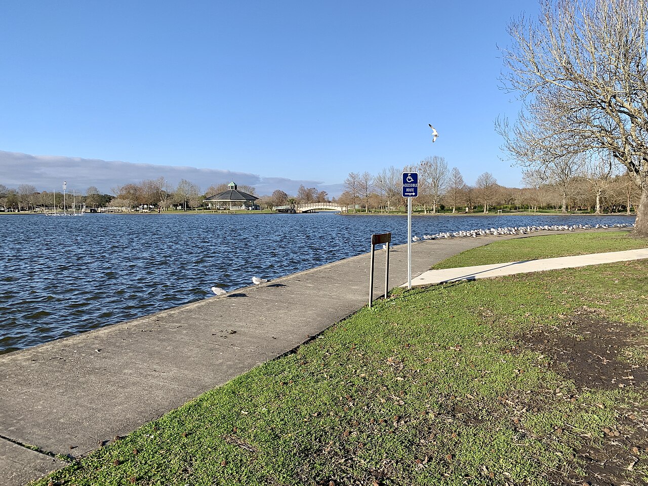 The lake and lakeside path at Lafreniere Park in Metairie